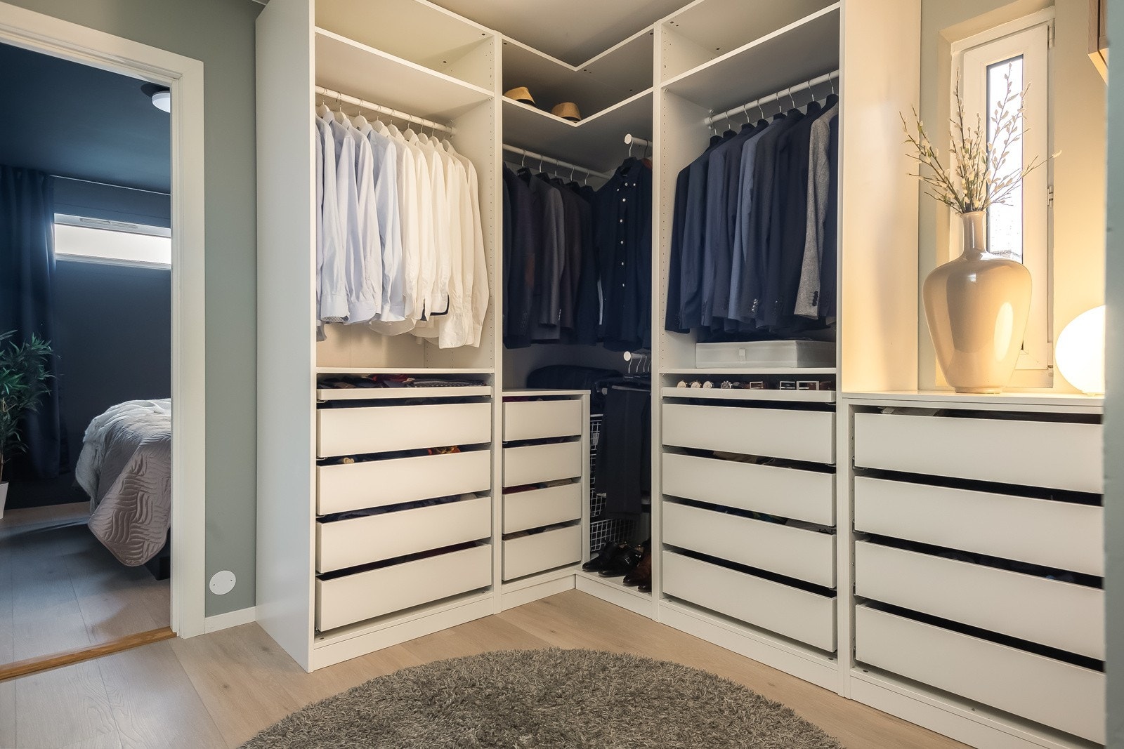 walk in garderobe. Galleribilde