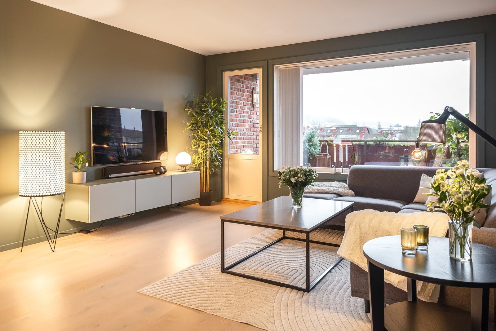 Lekker 4-roms oppusset i 2015-2017, med hjørnebeliggenhet i toppetasjen. Galleribilde