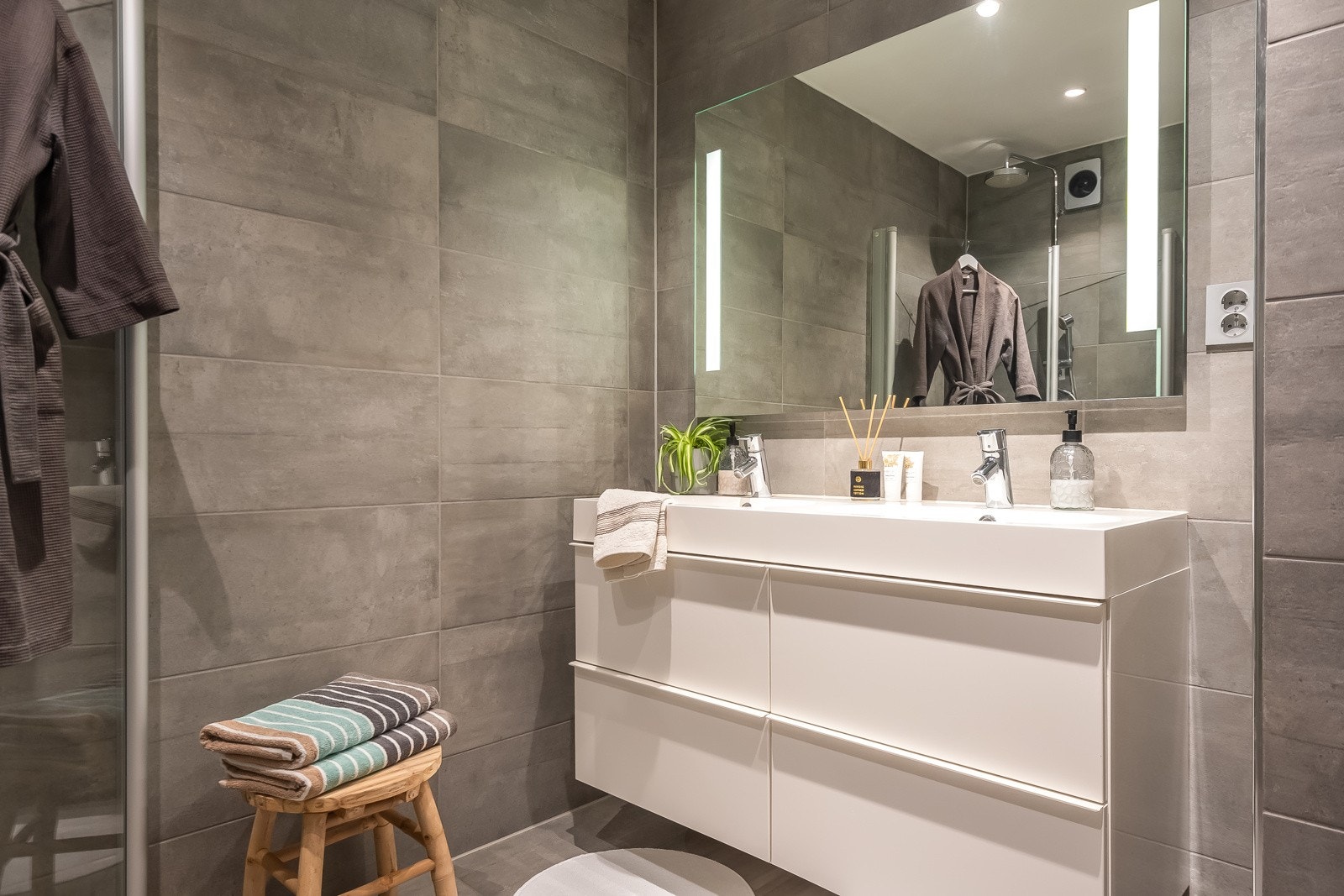 Badet er oppusset i 2015, og har flis på gulv med varmekabler. Galleribilde