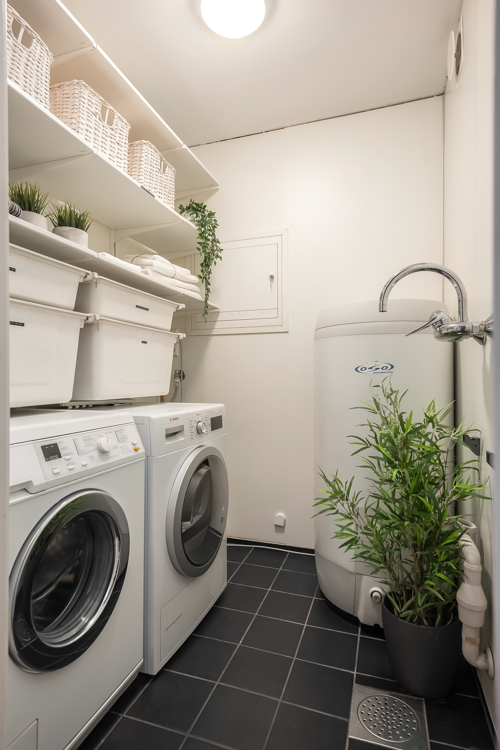 Et luksusgode få leiligheter i dag bygges med er eget vaskerom. Vaskerommet er godt utnyttet med flere lagrings skap og hyller samt opplegg for vaskemaskin/ tørketrommel og utslagsvask. Galleribilde