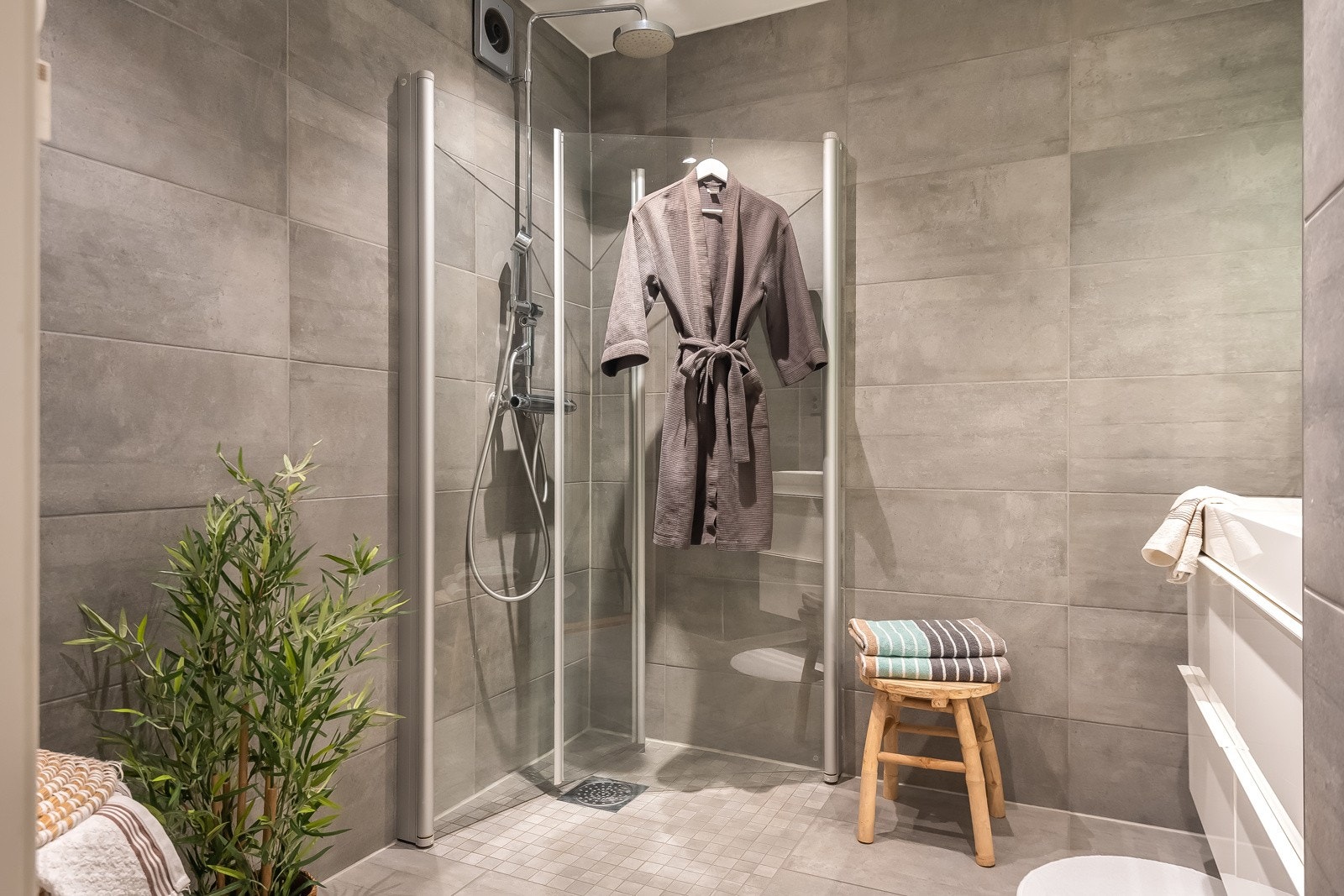 Badet inneholder servant med underskap, dusjhjørne med foldedør. Galleribilde