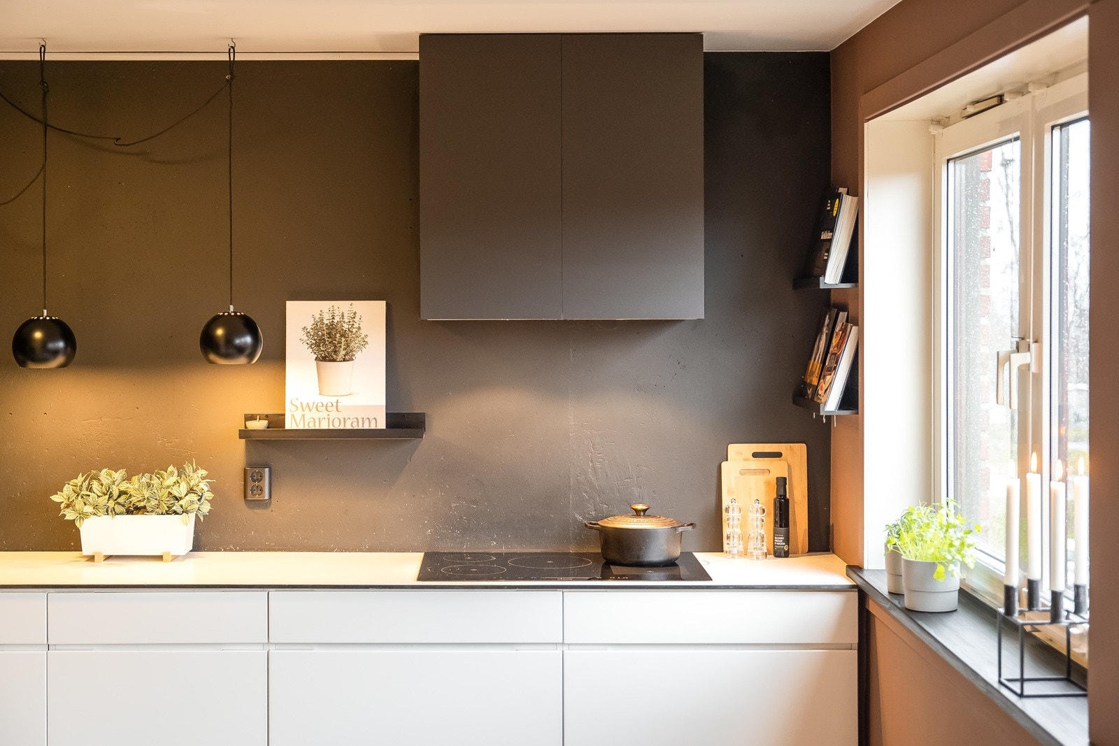 Kjøleskap er helskap, kombidampovn i tillegg til vanlig stekeovn, benkeplate i kompaktlaminat med underlimt vask. Galleribilde