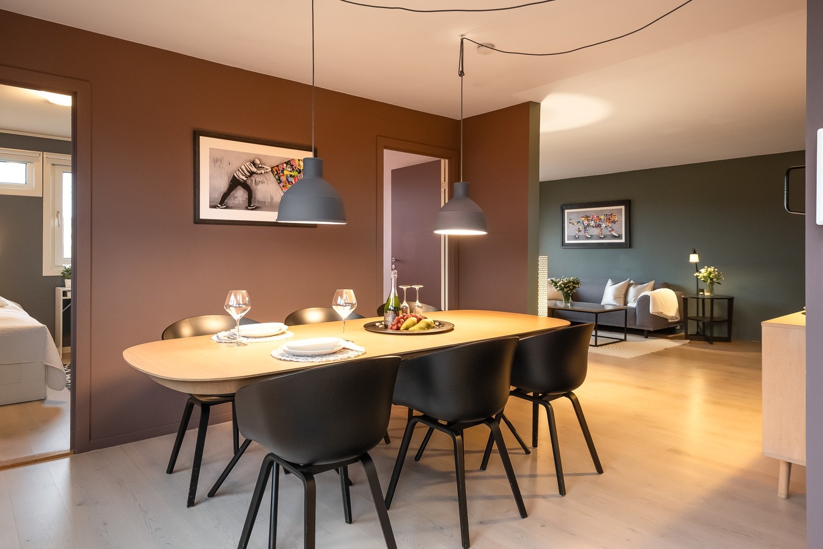 Stue og kjøkken er på hele 47,5 kvm. Man har god plass til både spisebord med plass til 6-10 personer. Galleribilde