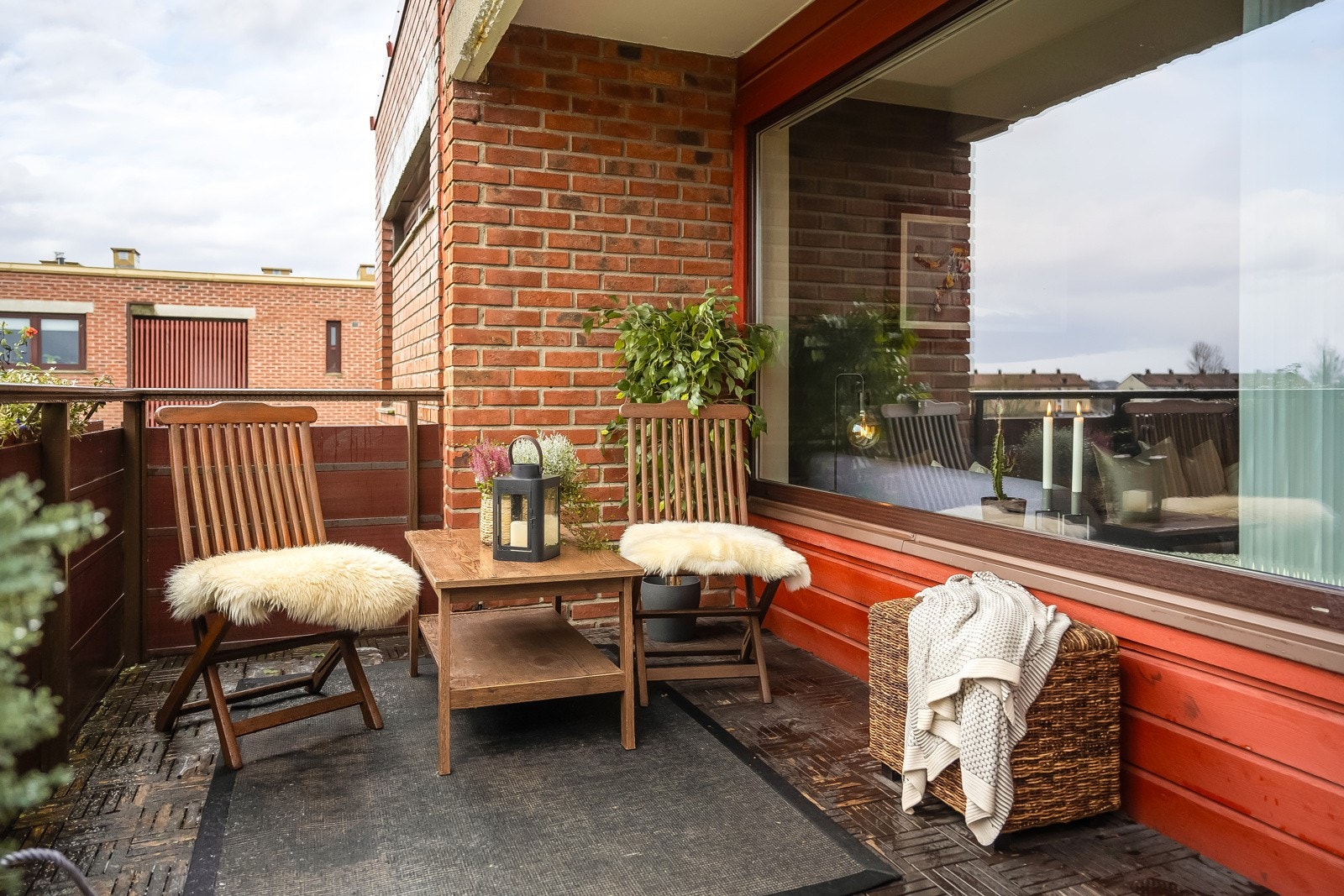 Balkongen har gode solforhold fra ca. kl. 07-19, sommerstid. Galleribilde