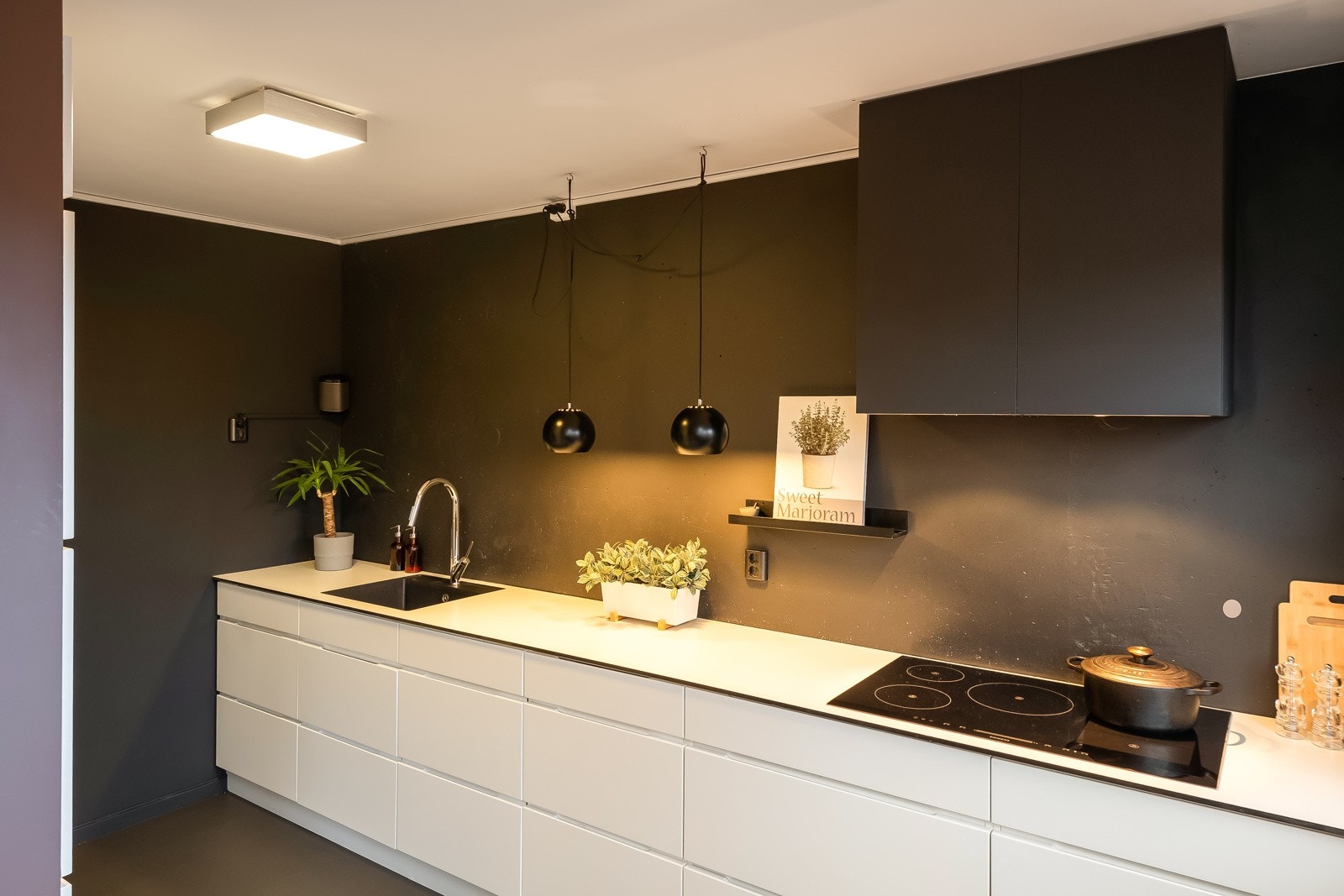 Koketoppen er ekstra bred induksjonstopp (5 soner). Galleribilde