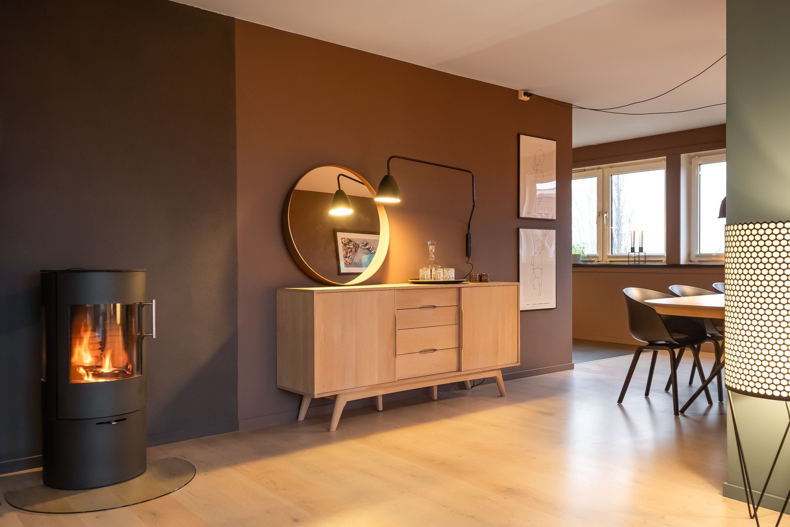Sentralt plassert på stuen har man peisovn for å varme opp kalde vinterdager, samt lage en koselig atmosfære. Galleribilde