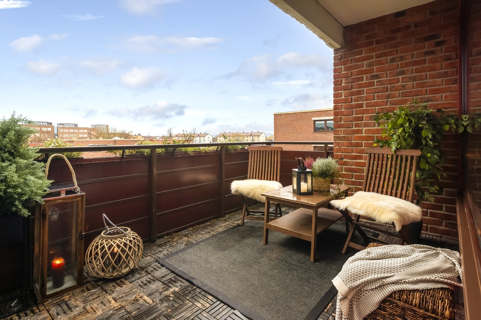 Romslig balkong vendt mot grøntområde, med flott utsikt. Galleribilde