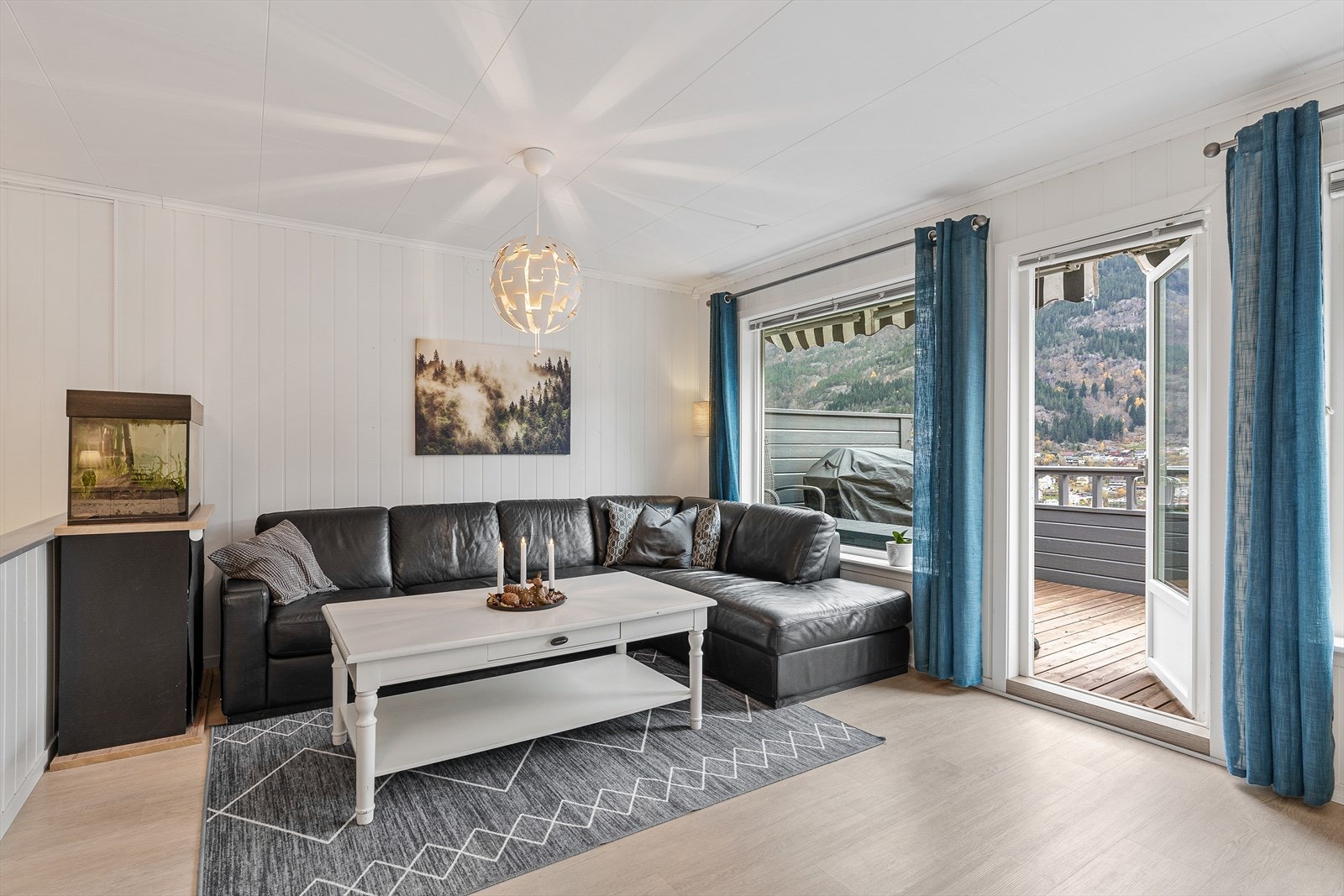 God plass til variert møblering med stor sofakrok og spisebord Galleribilde