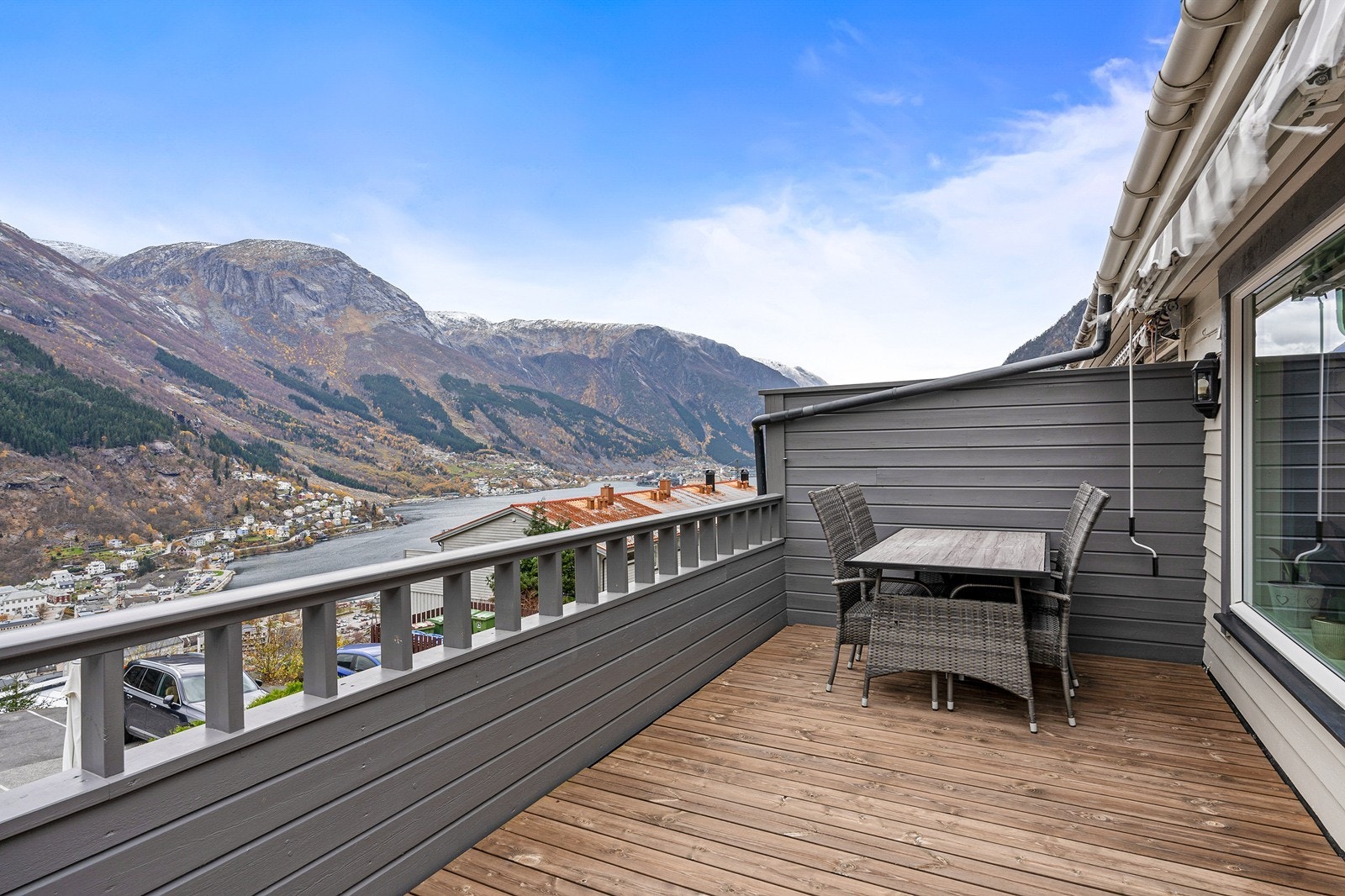 Fra stue er det utgang til den store og solrike terrassen med nydelig utsikt Galleribilde