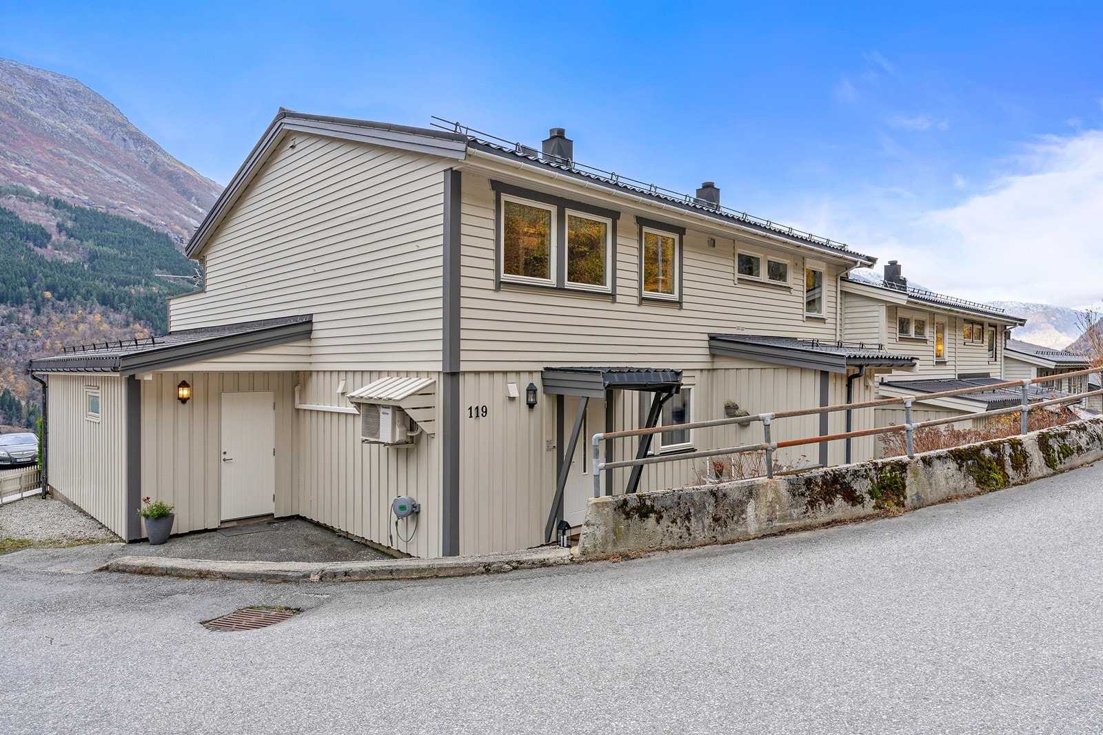 Opprinnelig oppført i 1976, men har i senere tid blitt vesentlig oppusset og modernisert Galleribilde