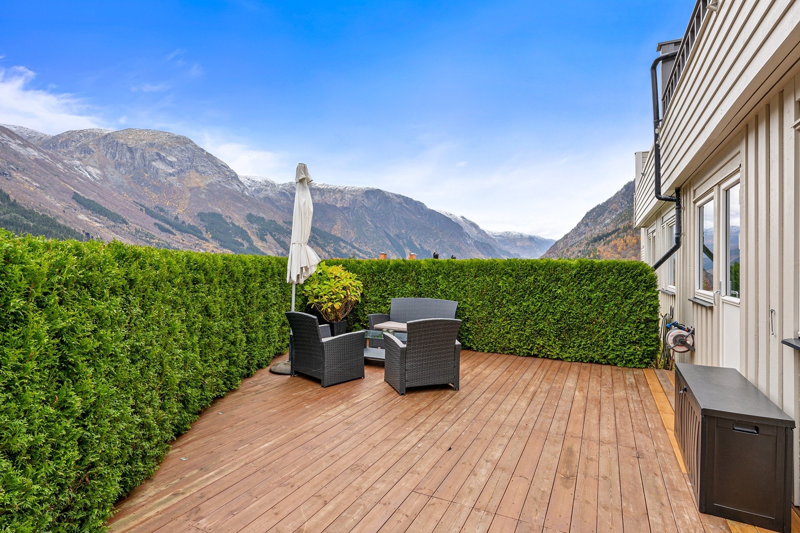 Trivelig terrasse med plass til utemøblement Galleribilde