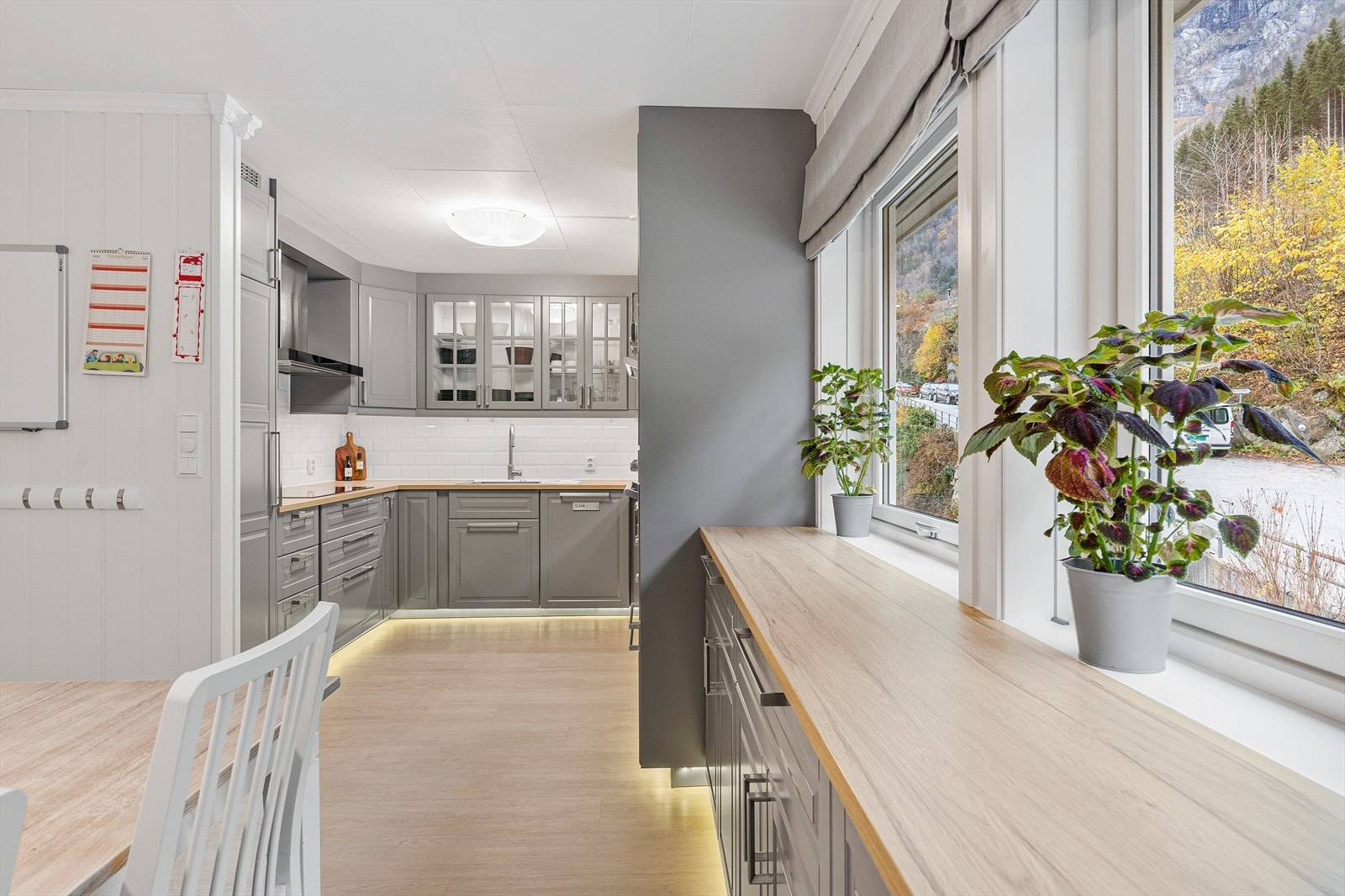 Kjøkkenet har en moderne og funksjonell innredning fra 2018, med profilerte fronter og benkeplate i laminat Galleribilde