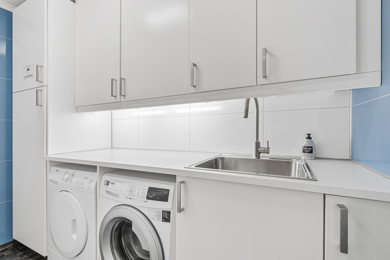 Vaskerommet ble pusset opp i 2016 og kombinerer funksjonalitet med moderne standard og gir en effektiv arbeidsplass for klesvask Galleribilde