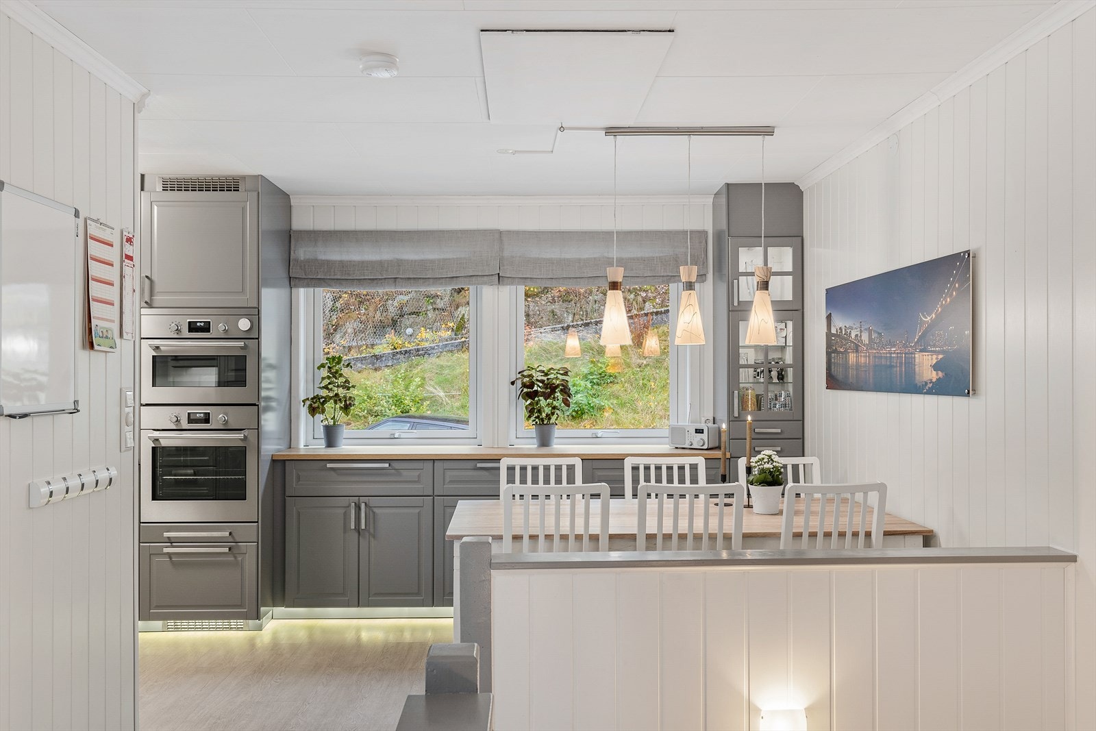 Praktsik åpen løsning mellom stue og kjøkken Galleribilde