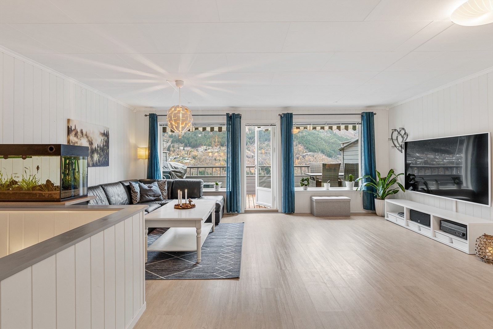 Stuen oppleves som lys og innbydende med store vinduer i front Galleribilde