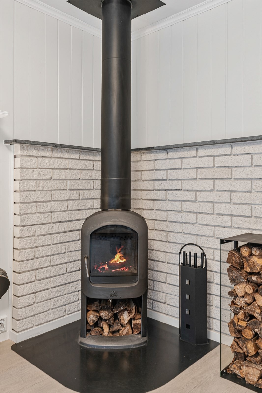 En vedovn sørger for varme og hygge på kjølige dager Galleribilde