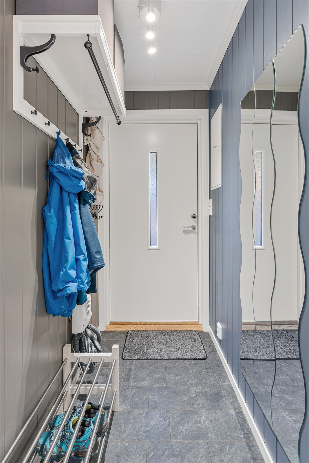 Velkommen inn! Entreen er lys og innbydende med god plass til jakkeoppheng og skohylle Galleribilde