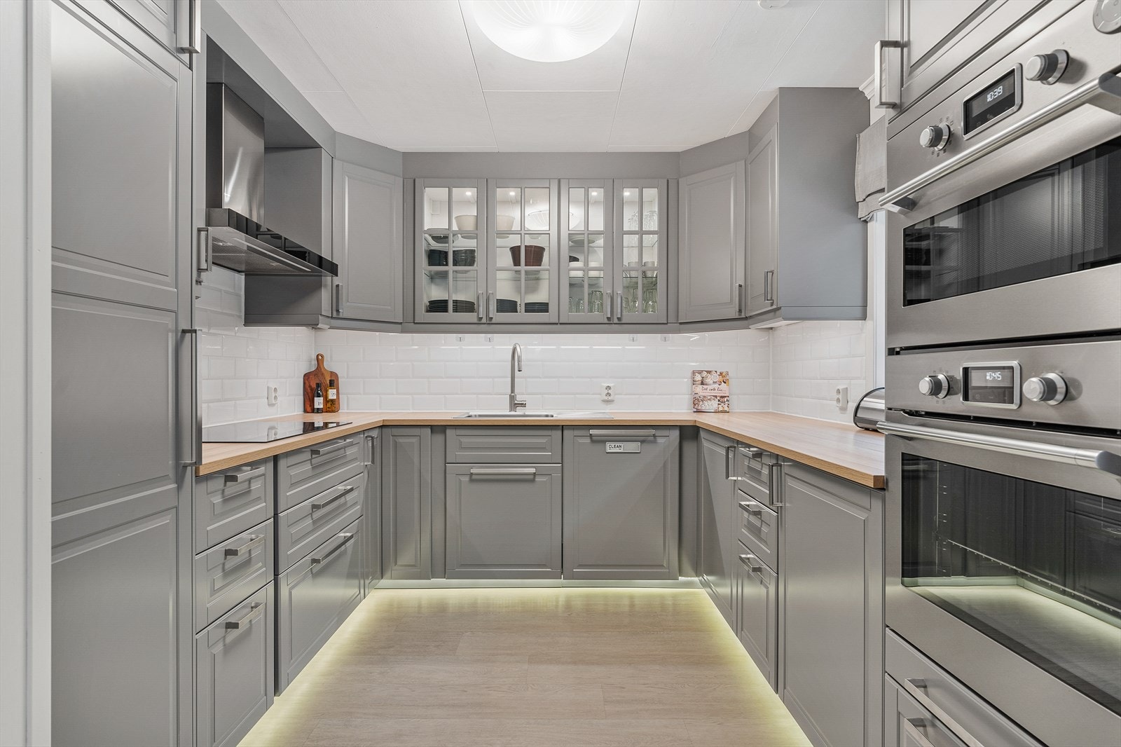 Her er det utstyrt med oppvaskmaskin, kjøleskap, stekeovn, platetopp og en kombiovn som også fungerer som mikrobølgeovn Galleribilde