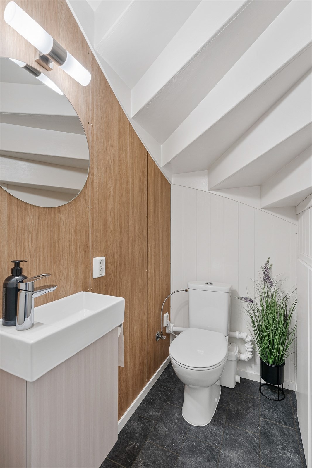 Praktisk toalettrom under trappen ble etablert i 2024(Ikke byggemeldt) Galleribilde