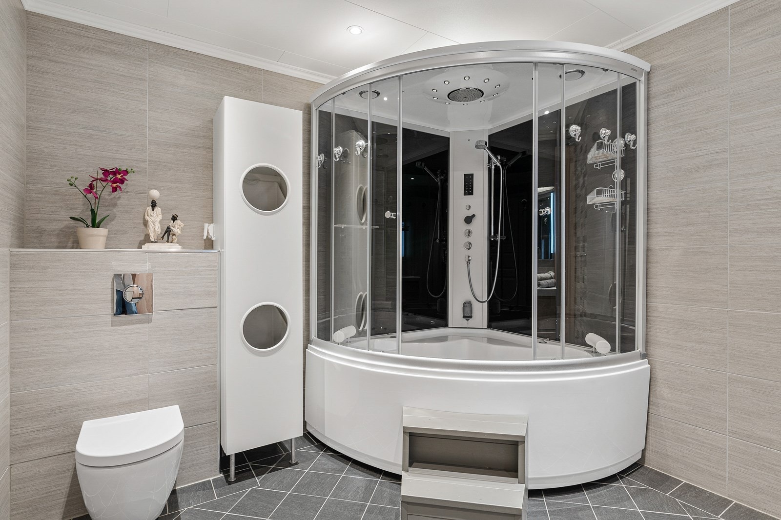 Dette baderommet kombinerer funksjonalitet med moderne standard Galleribilde