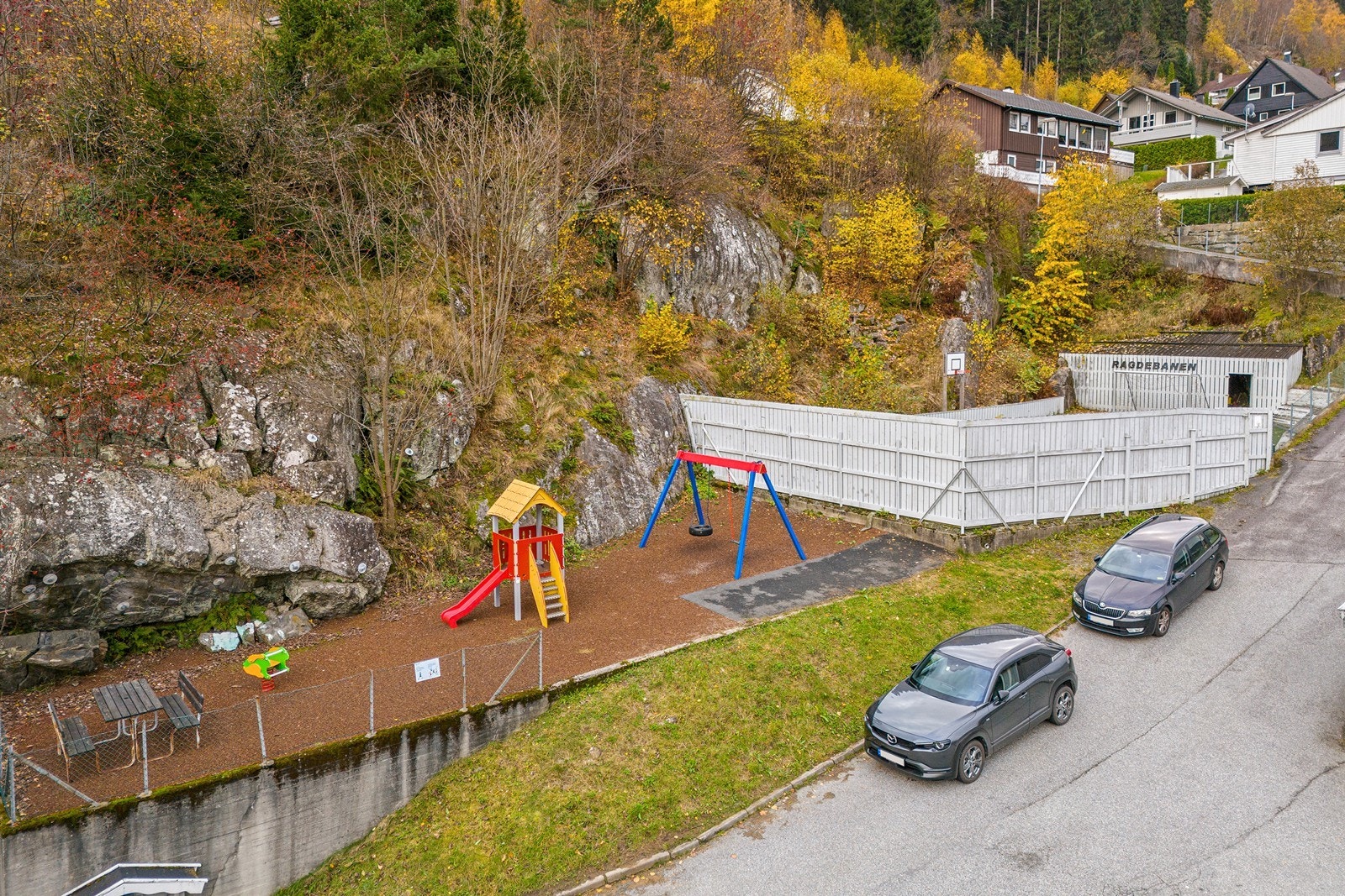 Lekeplass i umiddelbar nærhet gjør det perfekt for barnefamilier Galleribilde