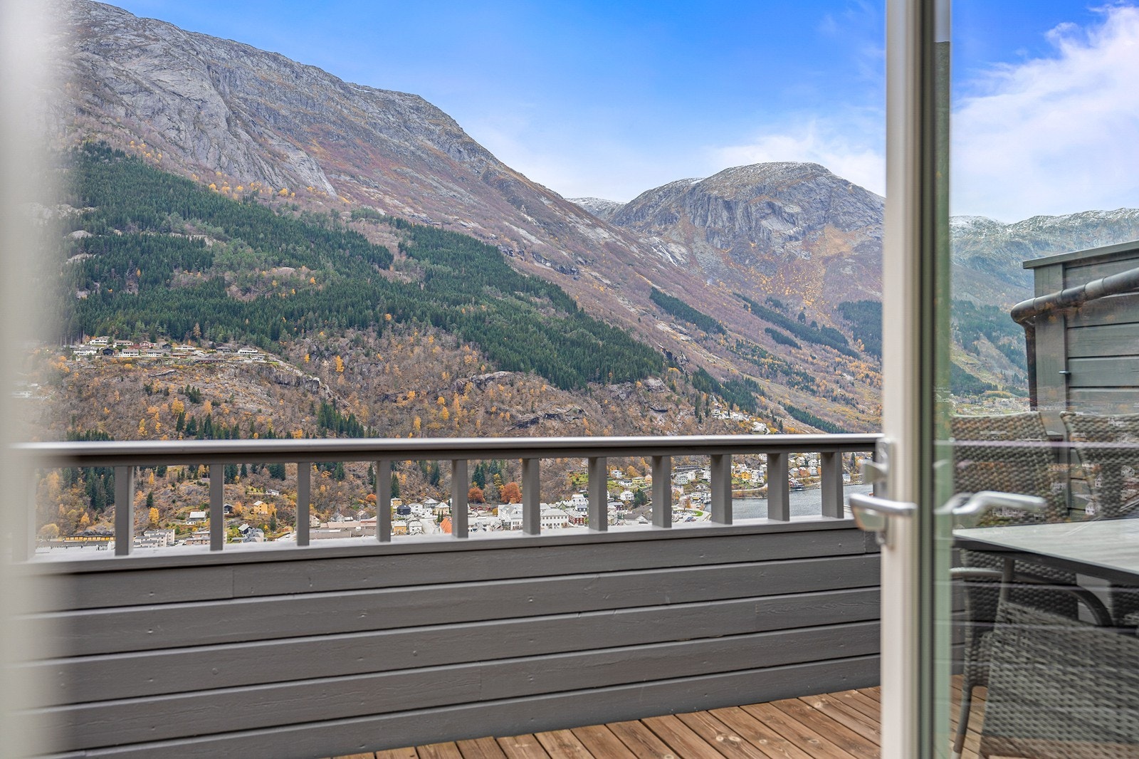 Her kan man enkelt møblere med større spisegruppe og annet terrassemøblement Galleribilde