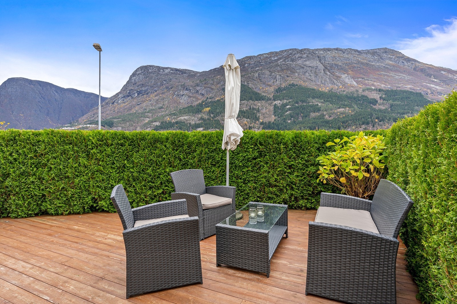 Her sitter man usjenert og skjermet til Galleribilde