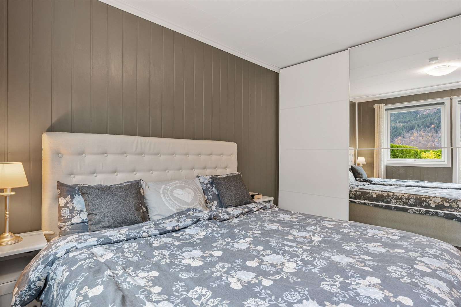 Boligens tre soverom er plassert i underetasjen, praktisk lokalisert i nærheten av bad og toalettrom Galleribilde