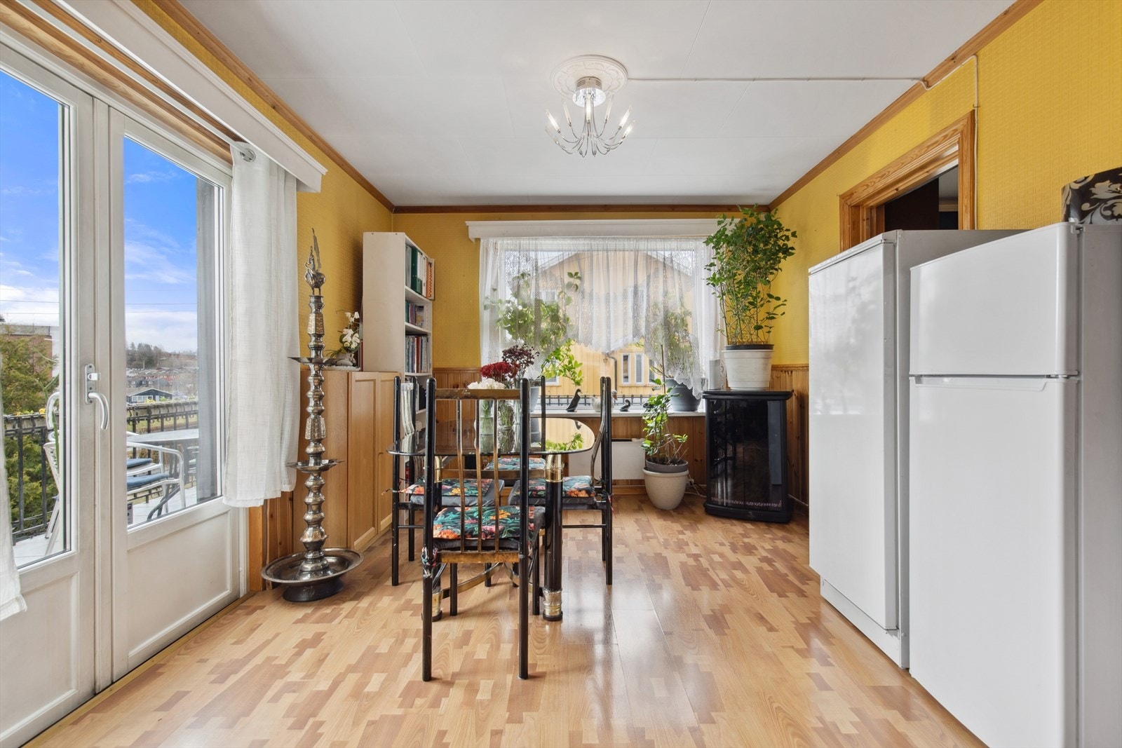 Gulvet i stuen er laminat og veggene har tapet, trepanel og malte plater. Galleribilde