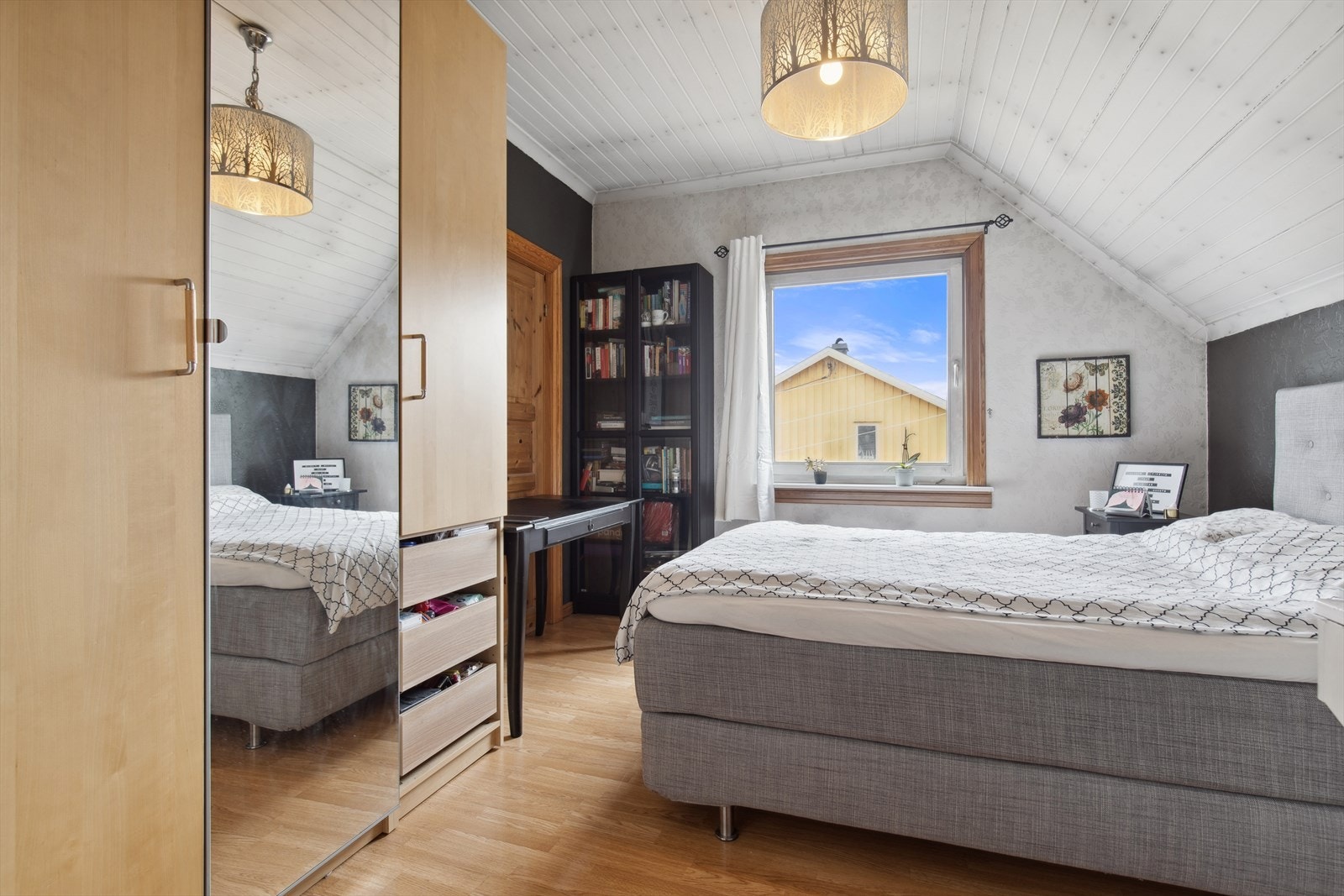 Boligen har 4 romslige soverom der alle ligger i andre etasje. Galleribilde