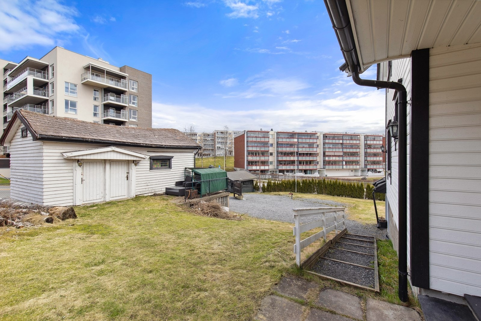 Ved siden av boligen er det to utehus. Galleribilde