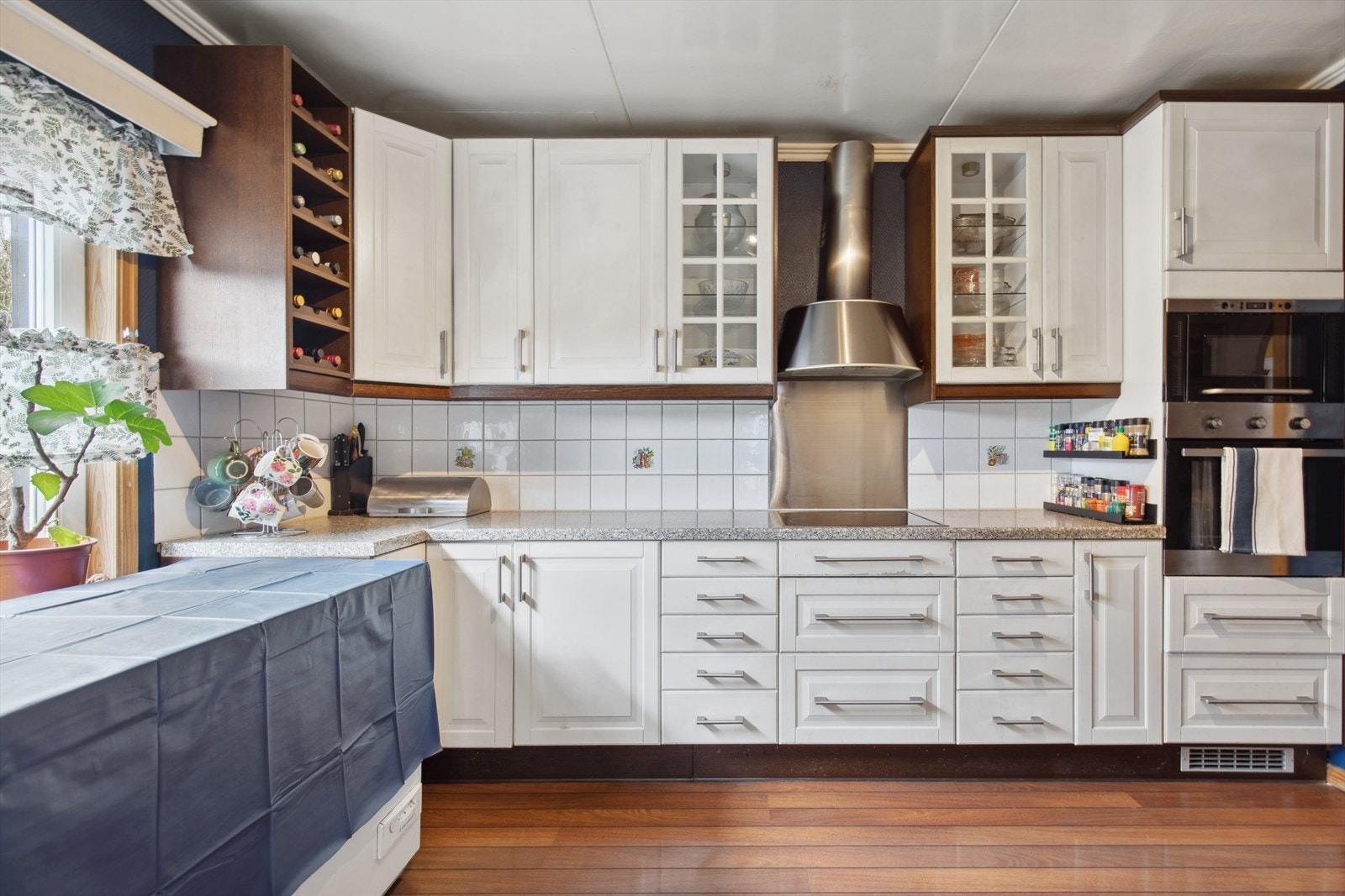 Kjøkken har innredning med profilerte fronter og benkeplate av laminat. Galleribilde