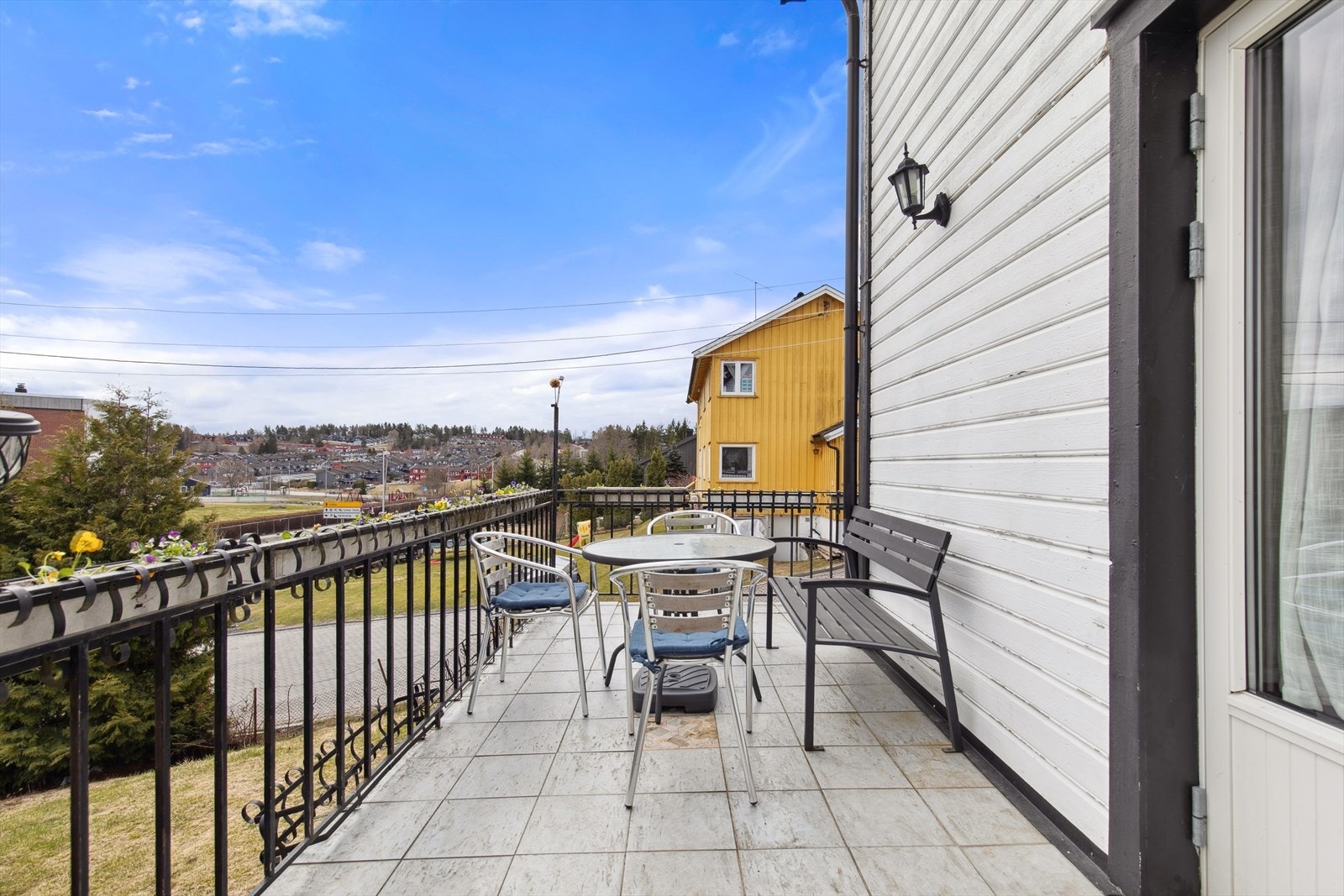 Fin uteplass der det både er plass til utemøblement og en grill. Galleribilde