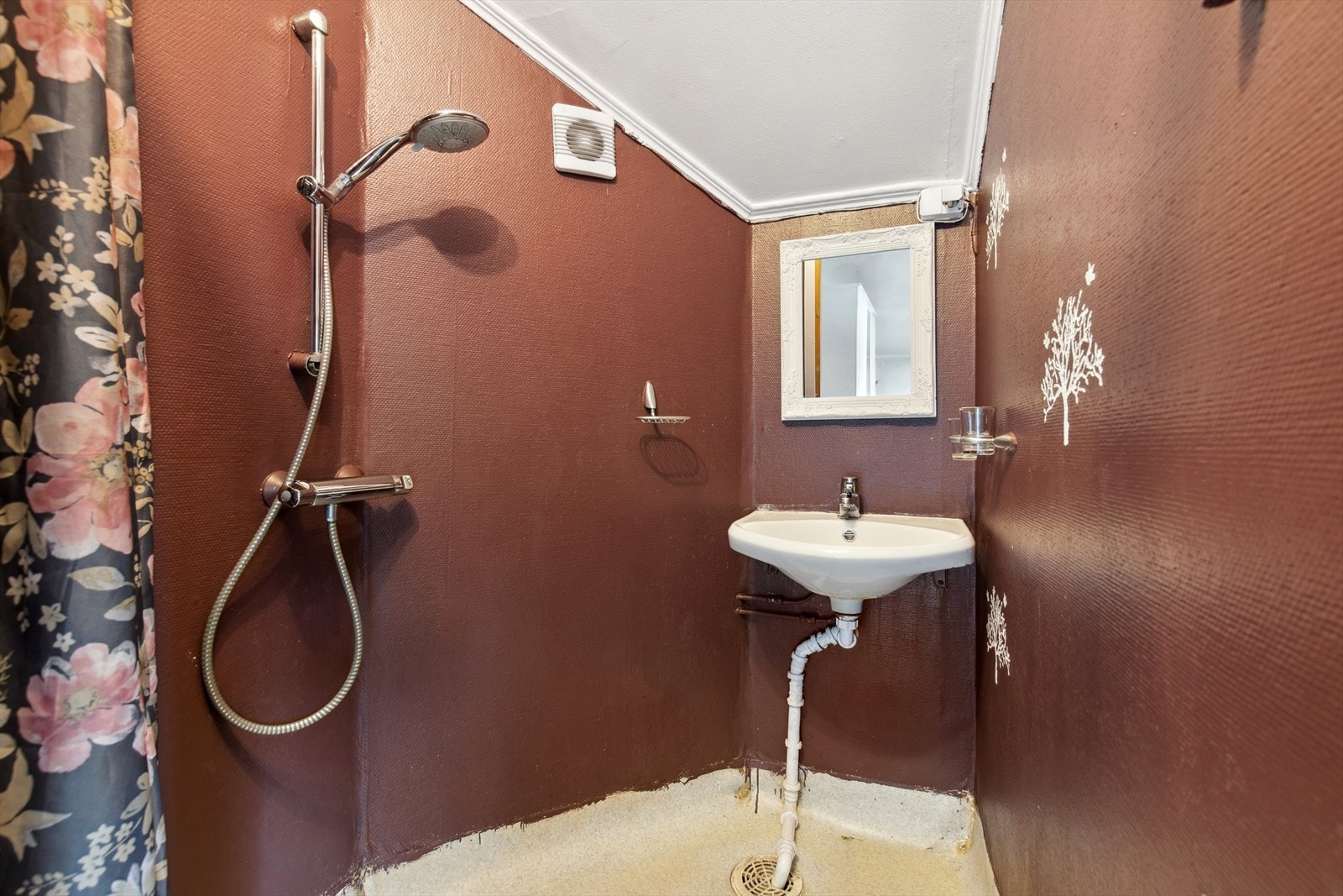 Veggene har malte plater og taket er malt. Gulvet har vinylbelegg, og det er vinylbelegg og plastsluk som utgjør tettesjikt. Det er elektronisk styrt vifte. Galleribilde