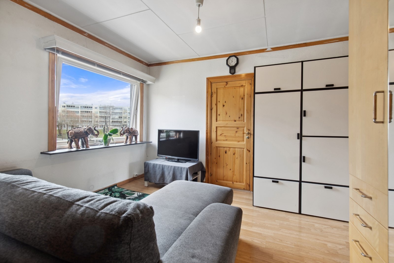 Sofastue med god plass til sofa, tv-benk og oppbevaring skap. Galleribilde