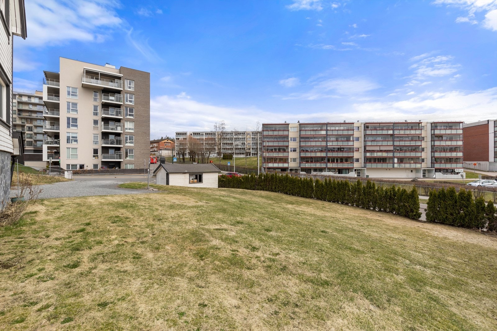 På framsiden av boligen har eiendommen stor hageflekk, og har tujahekk som gir god skjerming av veien. Galleribilde