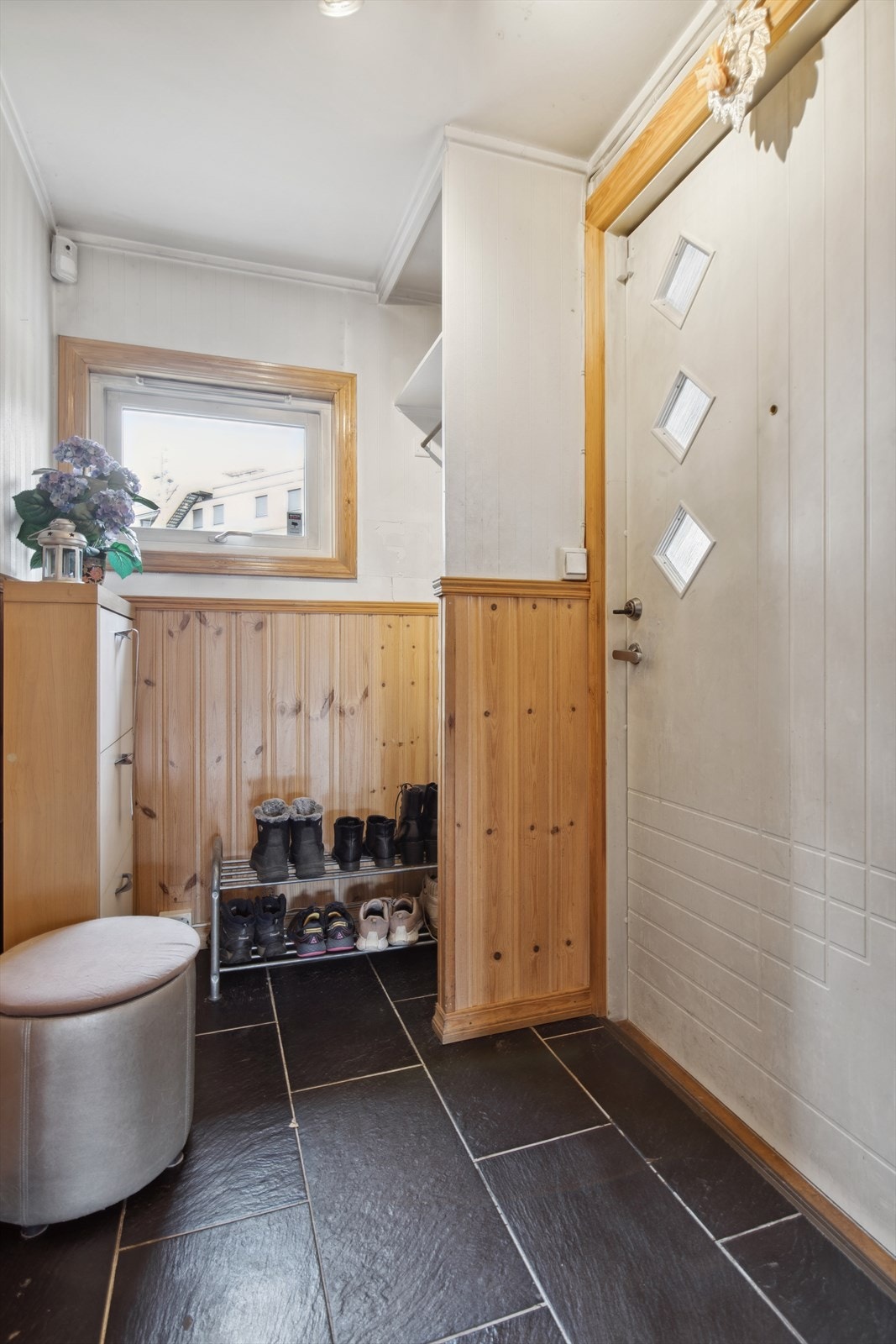 Lys entrè med oppheng til jakker og plass til kommode og skosreol. Galleribilde