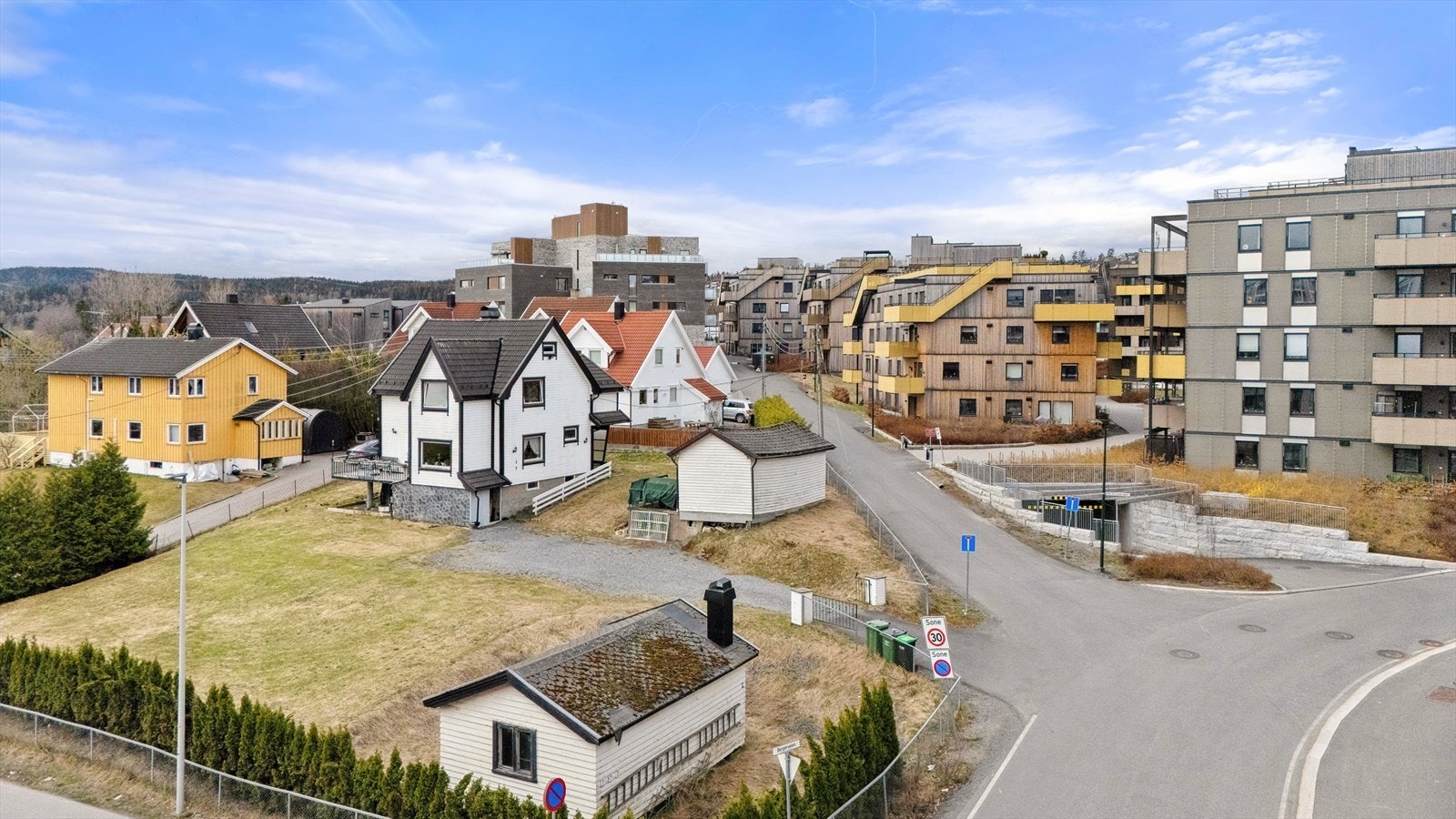Eiendommen står på en stor tomt på 1 368kvm. Galleribilde