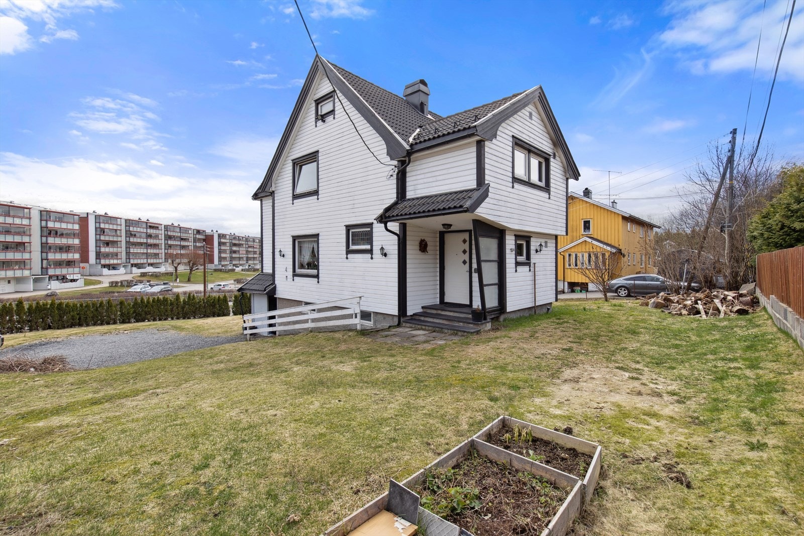 Boligen ligger i et sentralt område på Lørenskog. Galleribilde