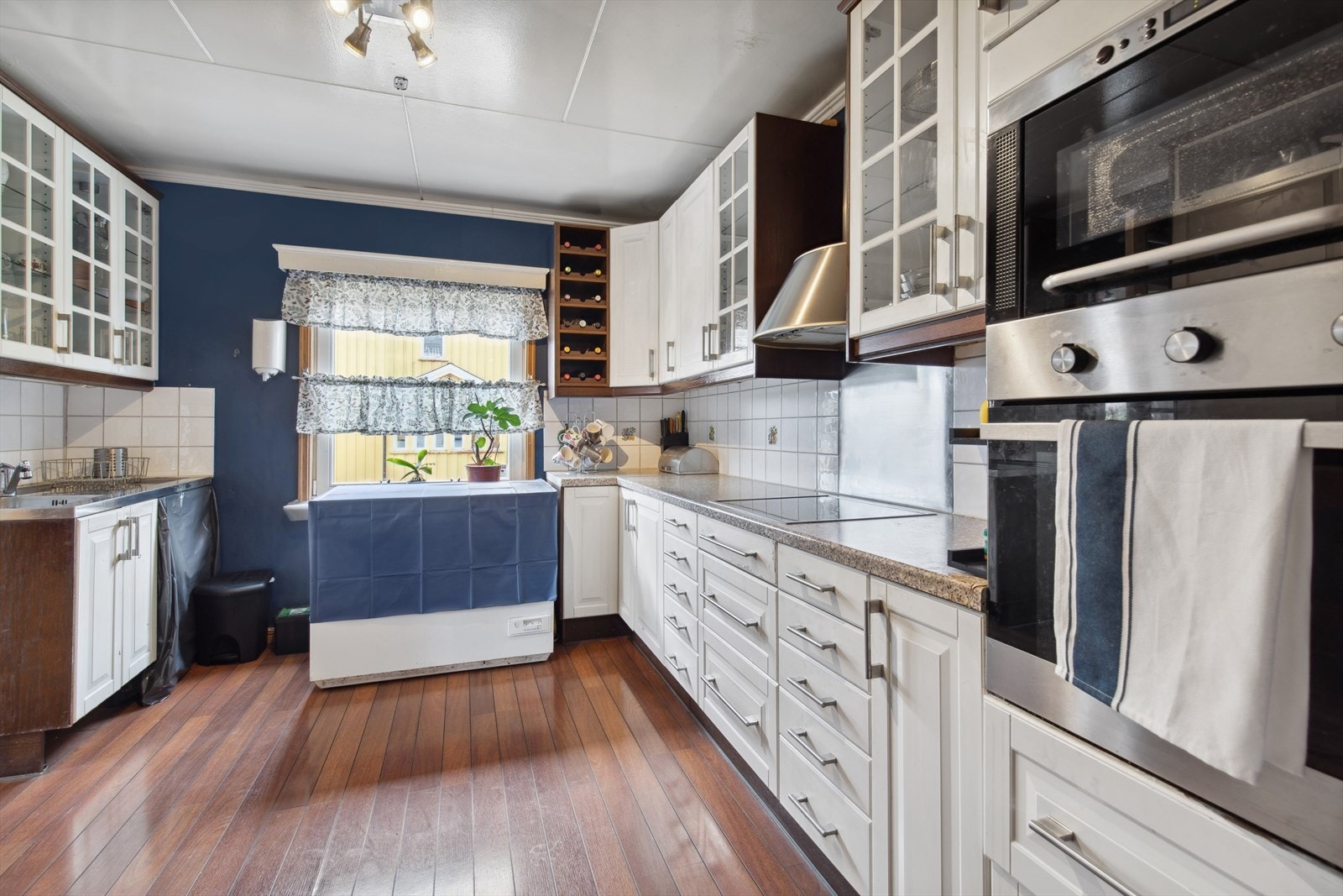 Det er integrerte hvitevarer som komfyr, platetopp og mikro, samt opplegg for oppvaskmaskin. Galleribilde