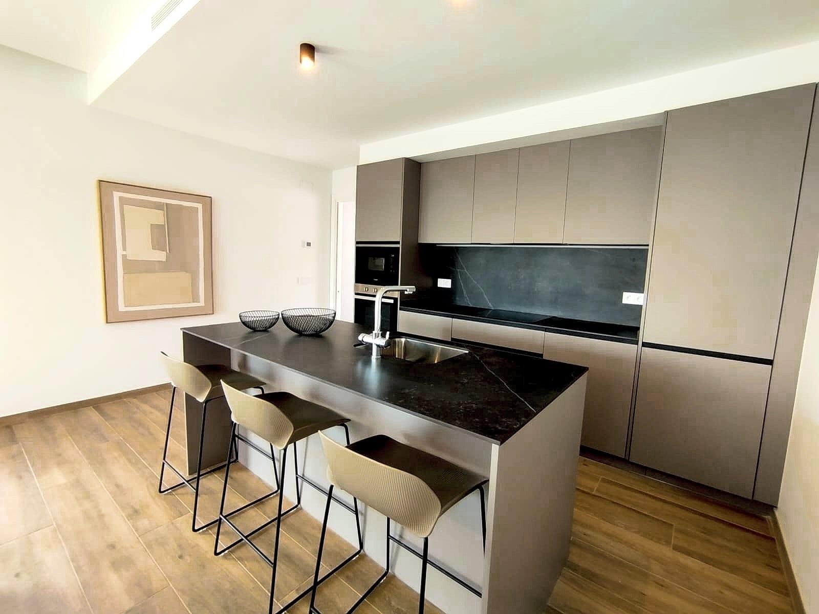 Kvalitetskjøkken med alle hvitevarer Galleribilde