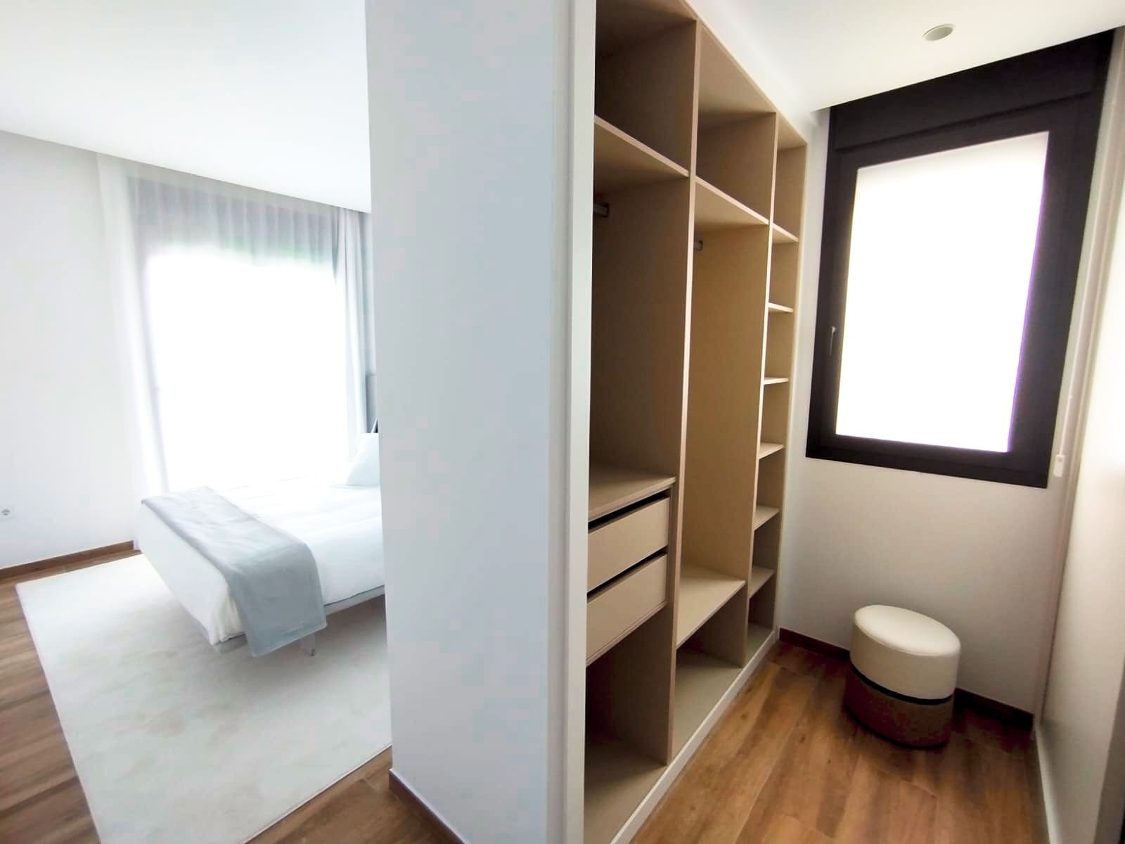 Flotte garderobeløsninger, samt stor entre/bod Galleribilde