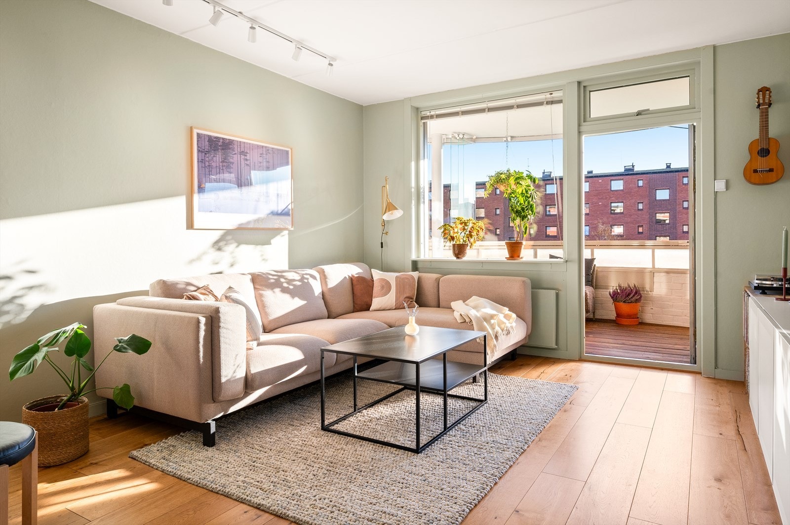 Vi tar turen inn i leiligheten igjen. I stuen som oppleves som lun, med svært gode møbleringsmuligheter. Galleribilde