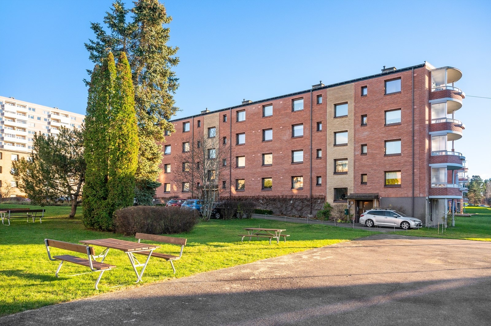 Boligen ligger rett ved Østmarka, samt Haraløkka idrettsanlegg og inntil vakre Østmarka med flotte rekreasjonsmuligheter. Galleribilde