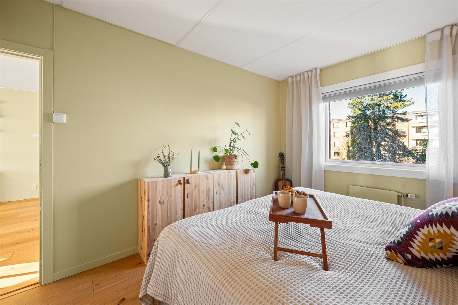 På denne siden kommer morgensolen fint inn, som gir deg en fin start på dagen men som også sørger for et svalt rom på sommertid. Galleribilde