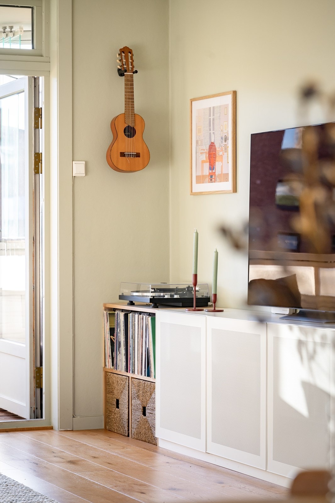 Stuen og balkongen er boligens høydepunkt, så vi fortsetter her.. Galleribilde