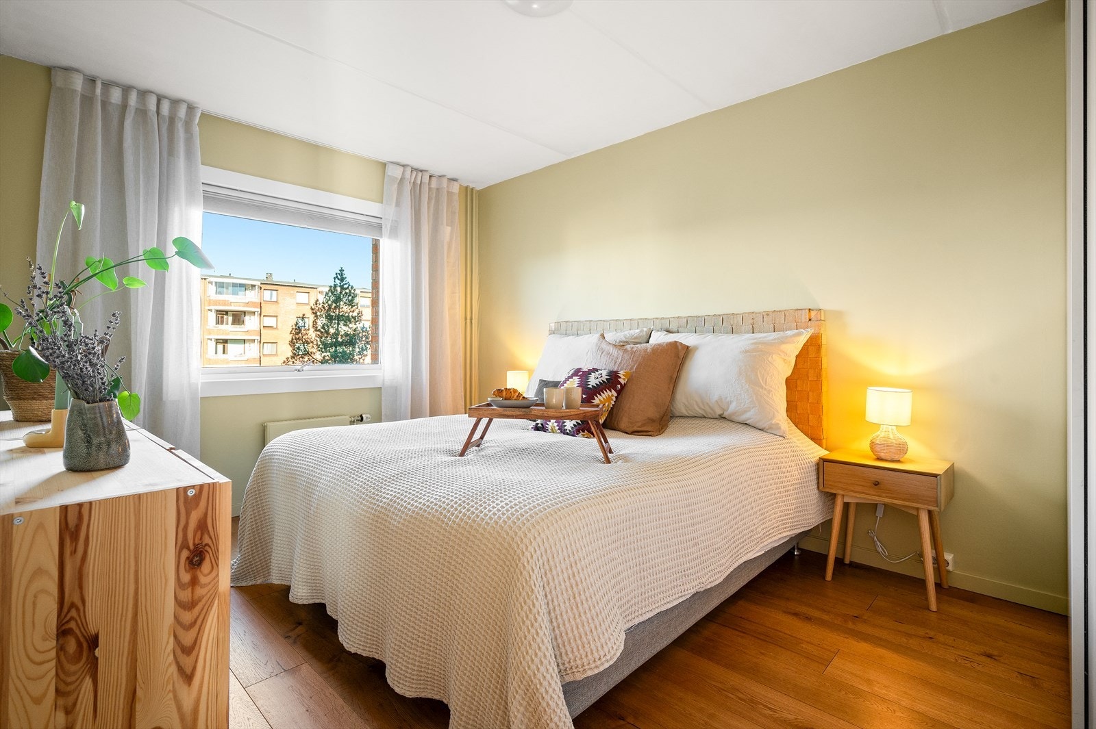 Det første soverommet er av god størrelse, og gjør i dag nytten som hovedsoverom. Galleribilde