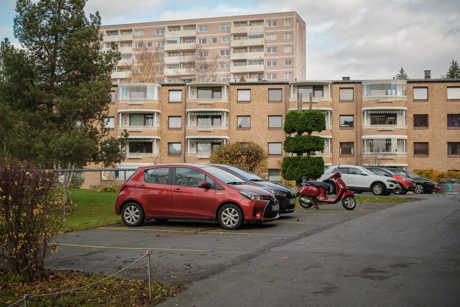 Mulighet for leie av parkeringsplasser etter venteliste. Ellers gateparkering etter gjeldene regler. Galleribilde