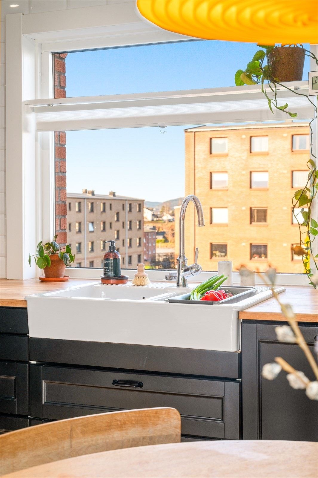 Her kan du også nyte hyggelig utsyn ut mot grønne fellesareal og blå himmel. Galleribilde