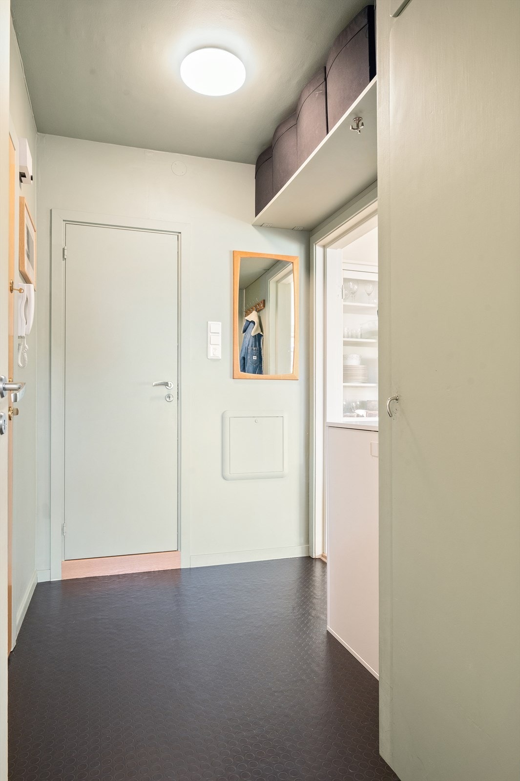 Funksjonelt og holdbart gulv i entréen, spesielt til en familie med små barn og kjæledyr. Det er slitesterkt, tåler fukt og søl, samt at det er enkelt å rengjøre. Kan det bli noe bedre? Galleribilde